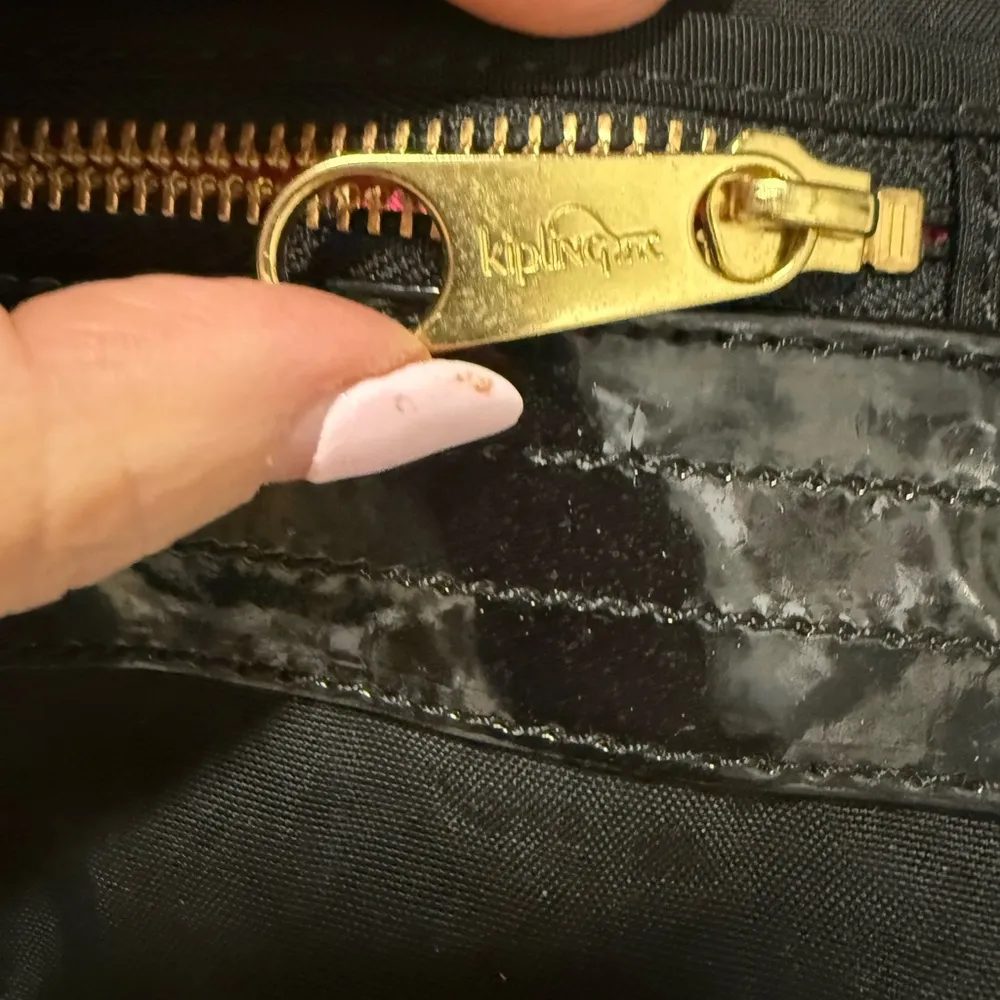 Kipling  Black Shoulder Bag with Sleek Design - Image 2