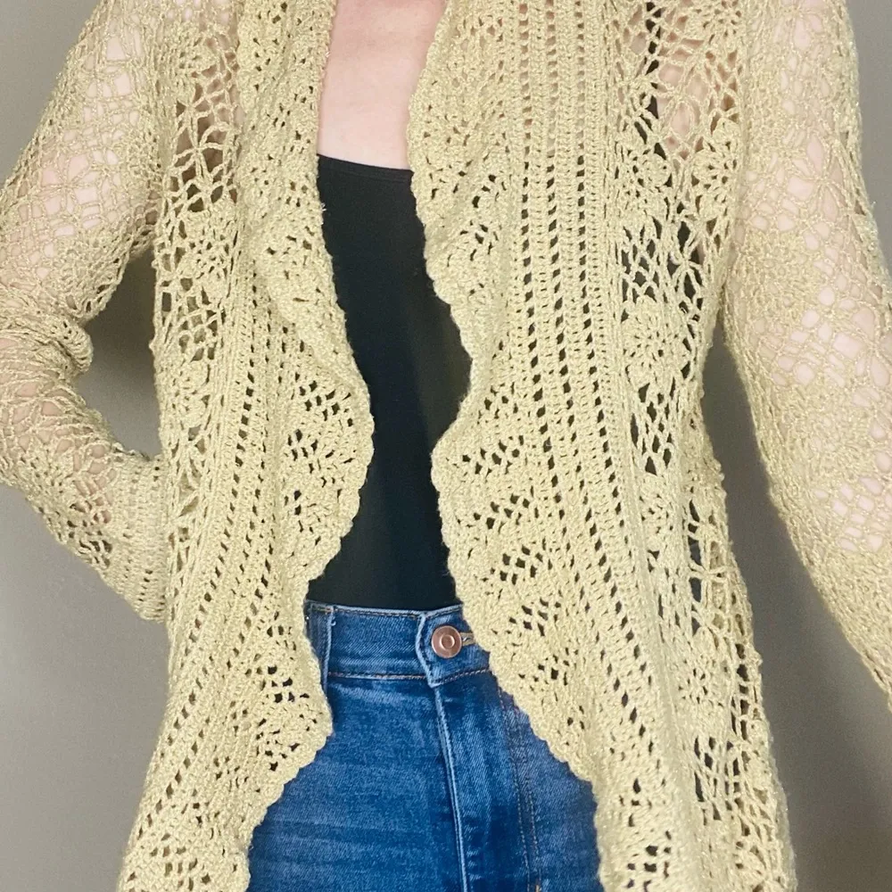 Karen Kane  Tan Gold Metallic Long Hippie Y2K Crochet Ruffle Open Cardigan - Image 3
