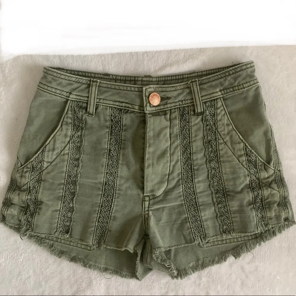 Free People Bohemian Denim Shorts Buttons fly crochet green SIZE 0 NWOT - Image 6