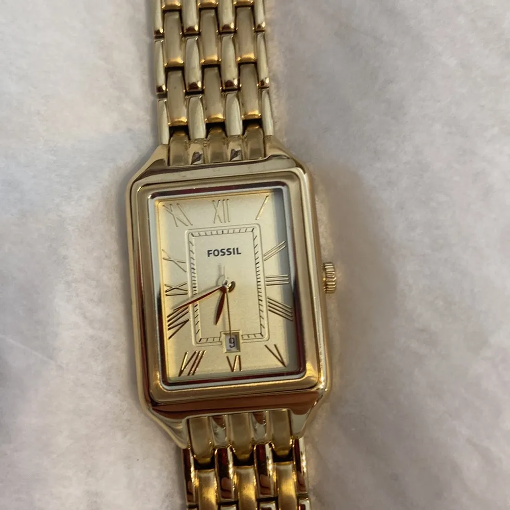 Fossil Gold-Tone Watch with Box brand new have very long bracelet - Image 2