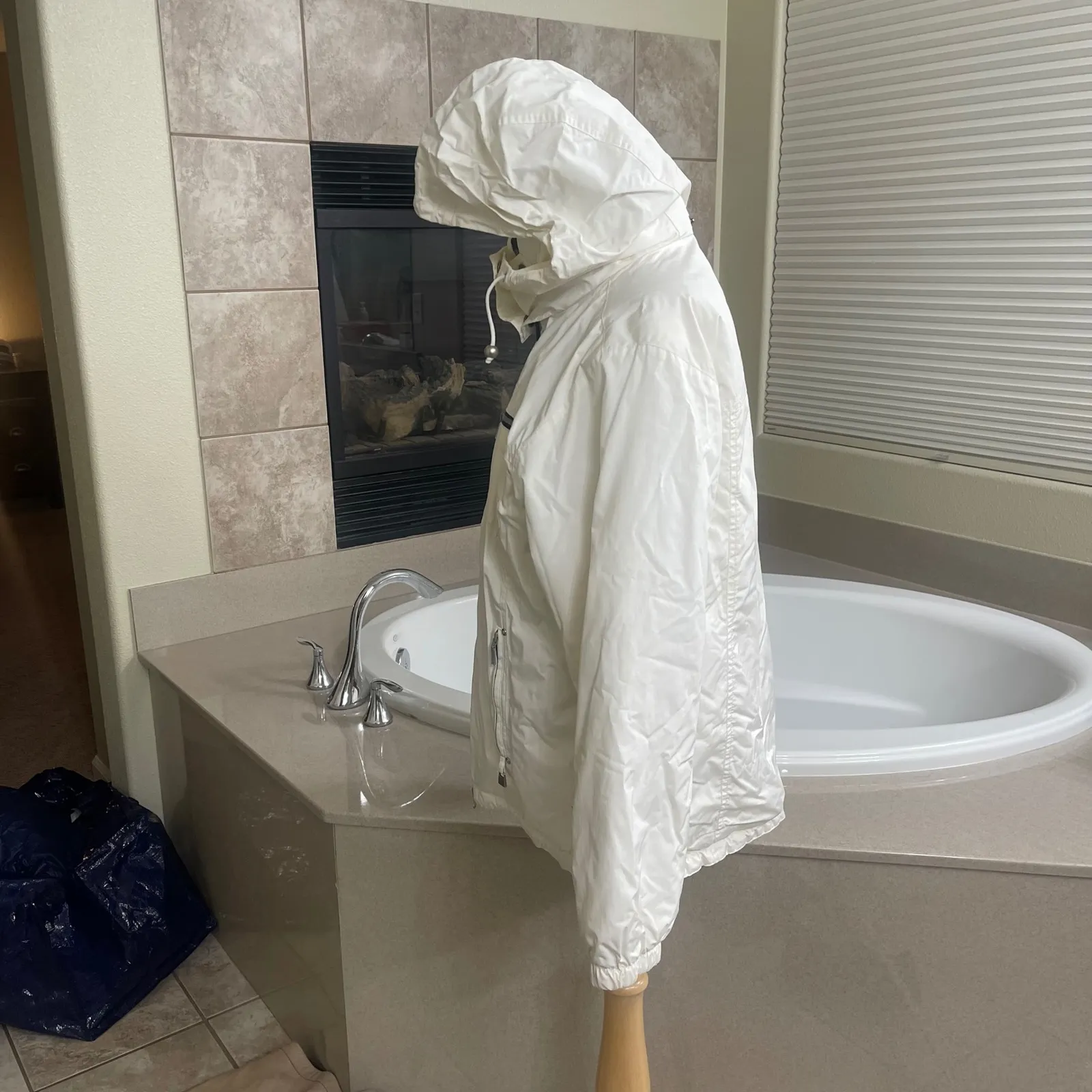 NILS Women's Ski Coat Jacket Snowboardi White Ivory Size 8 outdoors with hood - Image 3