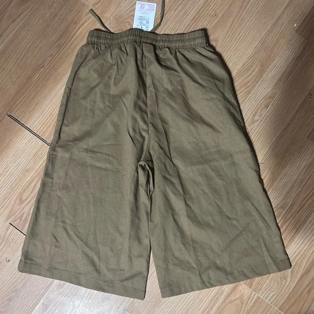 NWT medium Super cropped ladies long short pants, Wide leg - Image 4