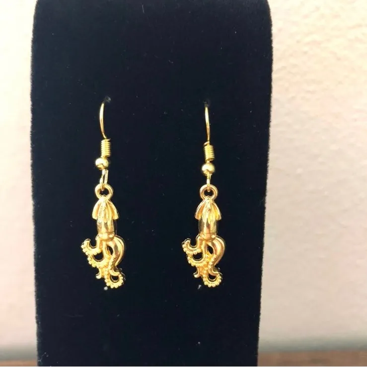Gold squid earrings - Image 2