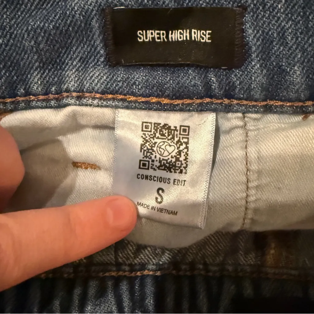 Express Super High Rise‎ Medium Wash Elasticized Back Waist Short Shorts Sz S - Image 6