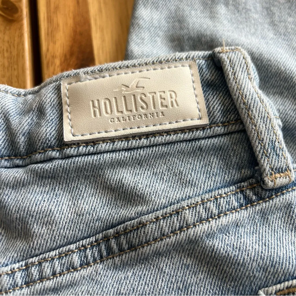 Hollister High-Rise Mom Jeans Light Wash Distressed W24 L27 - Image 4