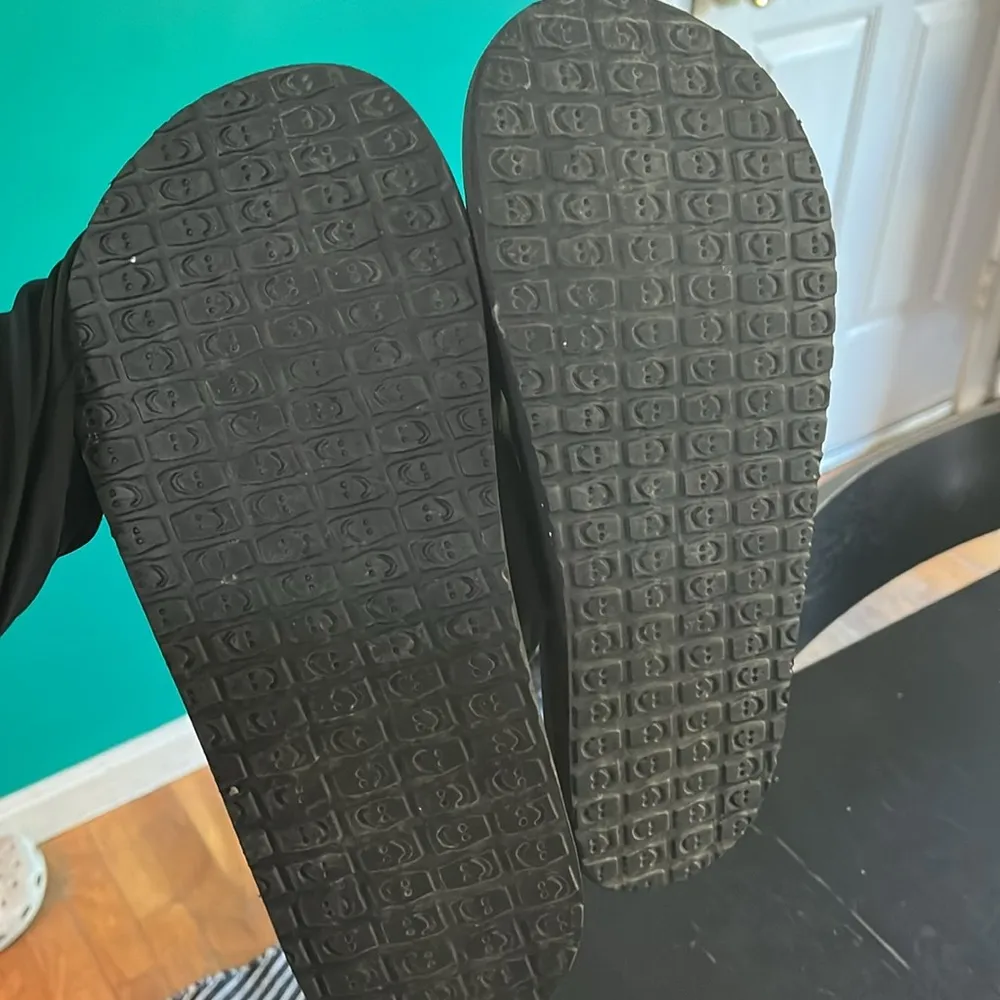 black flip flops size 10 - Image 2