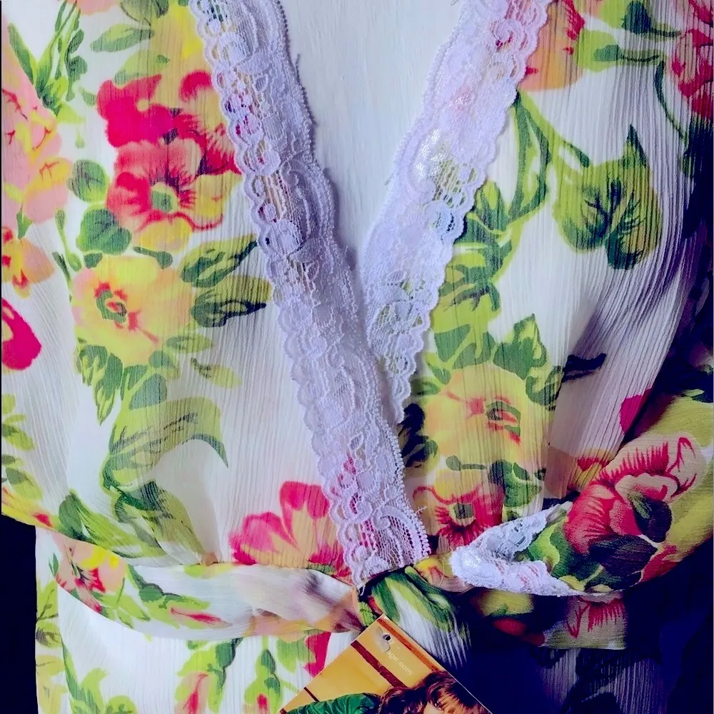 NWT! Floral & Lace Tie Top - Image 2