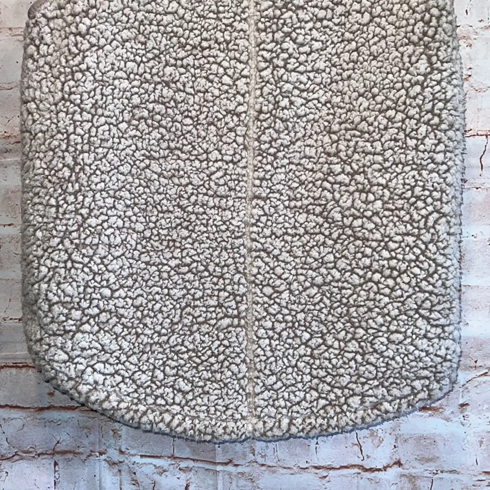 Thread and Supply Sherpa Vest Zip up pockets oatmeal collared neckline Medium - Image 8