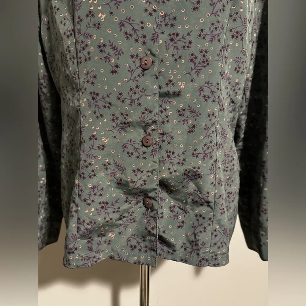 EUC Sag Harbor Grey and Purple Button Down Floral Blouse size 8 - Image 6