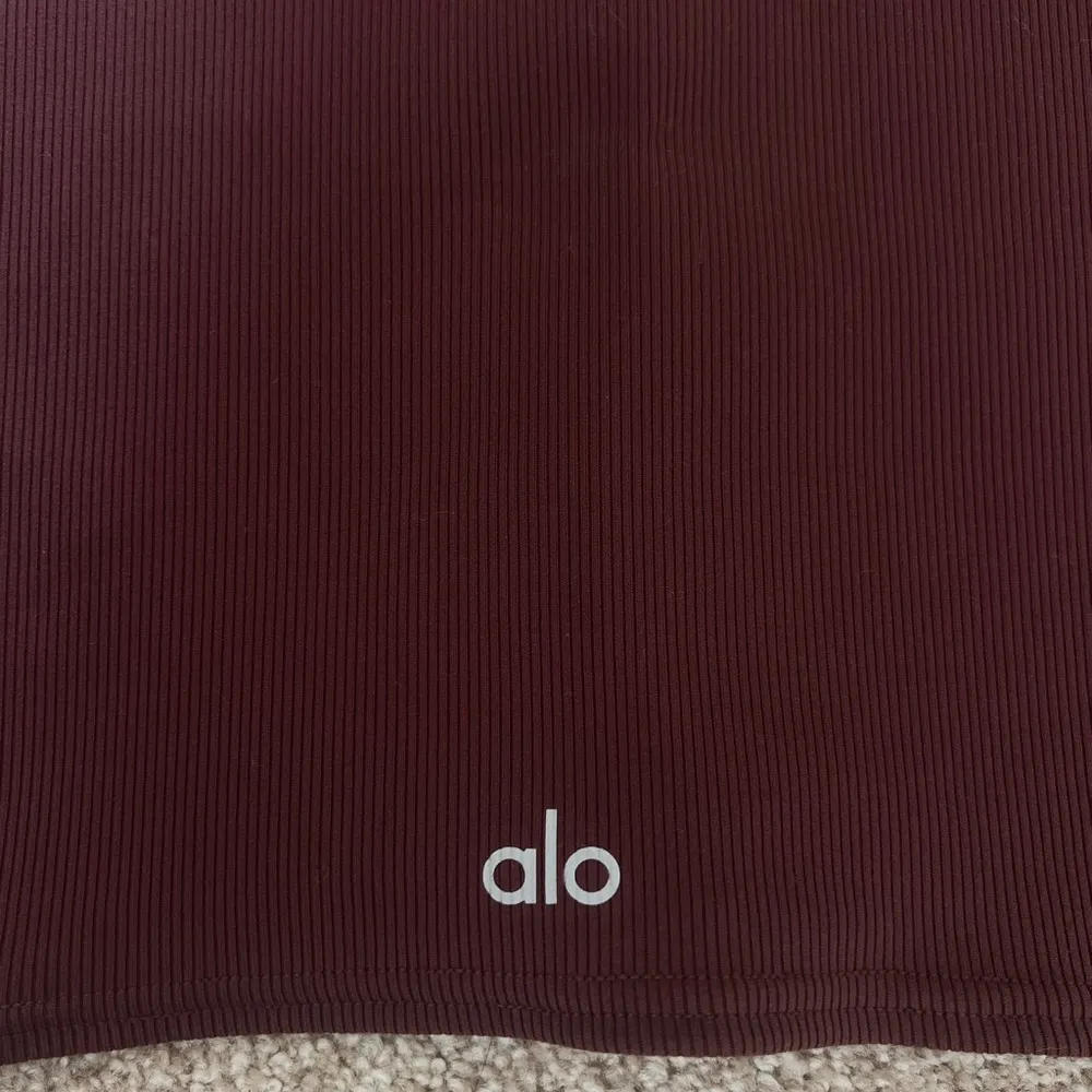 ALO yoga vee neck crop top - Image 3