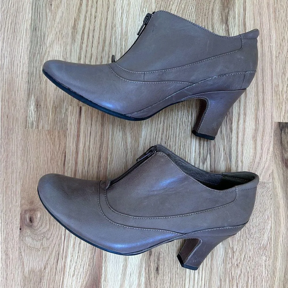 Clarks Artisan Victorian Ankle Booties Shooties Beige Leather Active Air Size 9 - Image 10