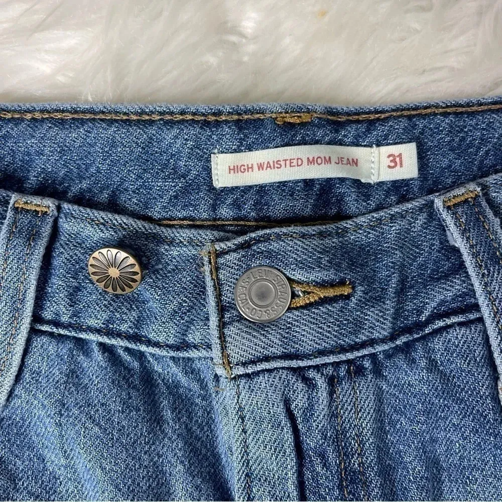 Levi's High Waisted Mom Jeans Taper Straight Leg Denim Size 31 - Image 5