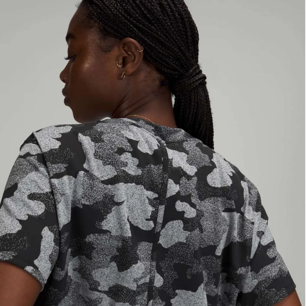 Lululemon All Yours Short Sleeve Black Camo Camouflage Training Top W1021 Sz 4 - Image 5