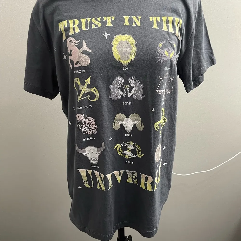 🐸NWT Grayson Threads Black Juniors' Trust In The Universe-Graphic T-Shirt, M - Image 3