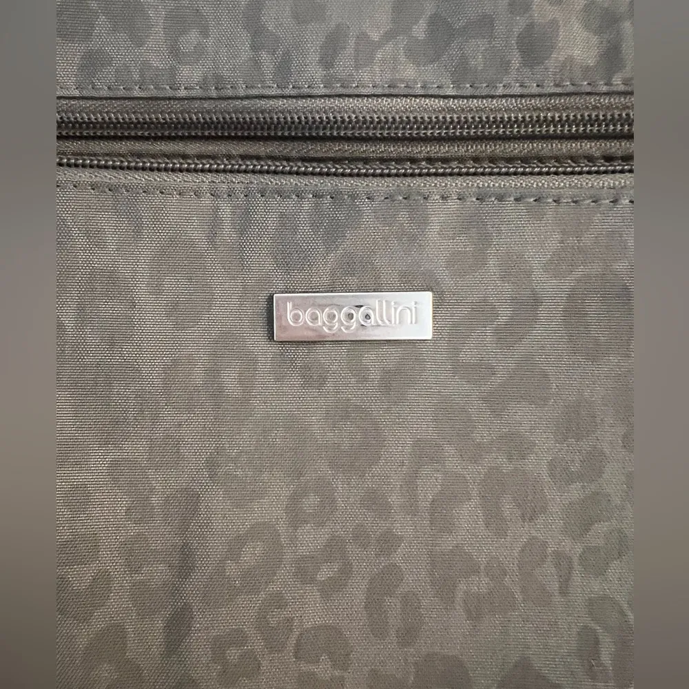 Baggallini HP Bagg, Grey Leopard Print Crossbody Bag Purse EUC - Image 6
