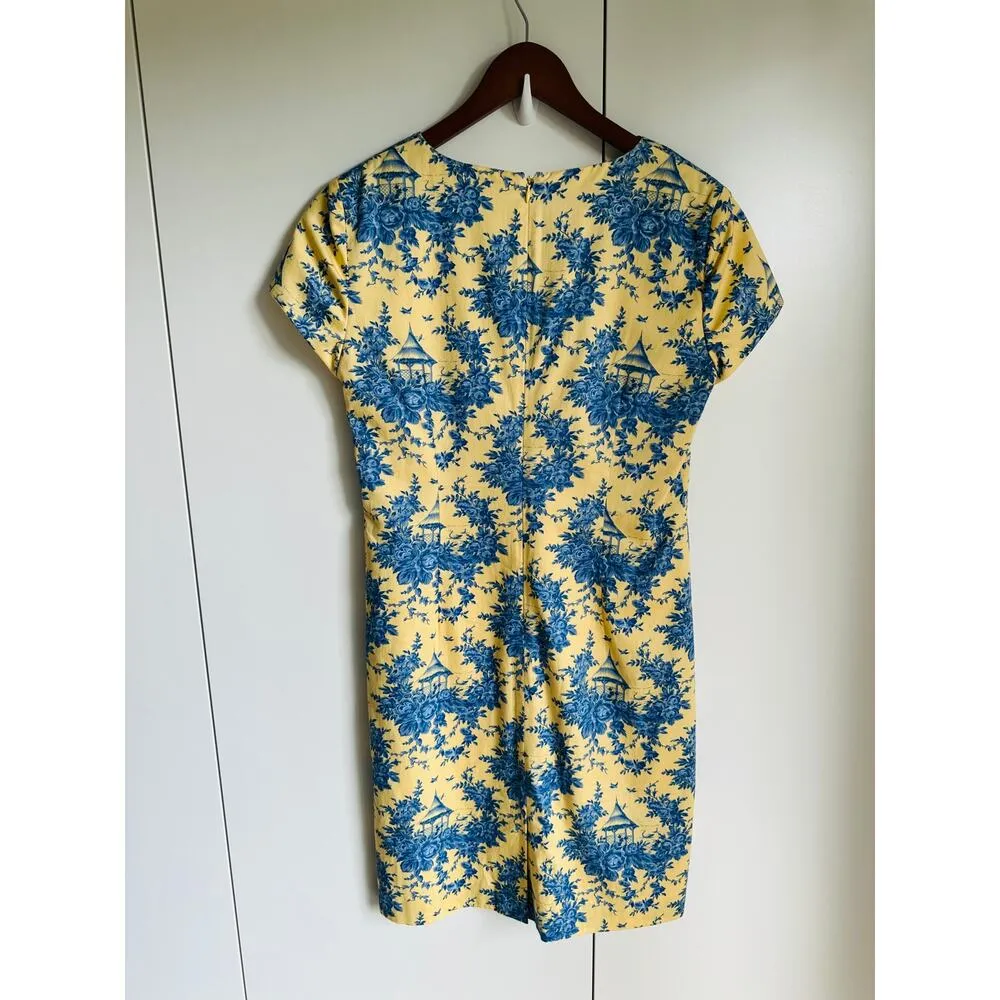 Vintage 90s Toile Print summer Dress Sheath Blue Yellow Size Medium Knee Demure - Image 3
