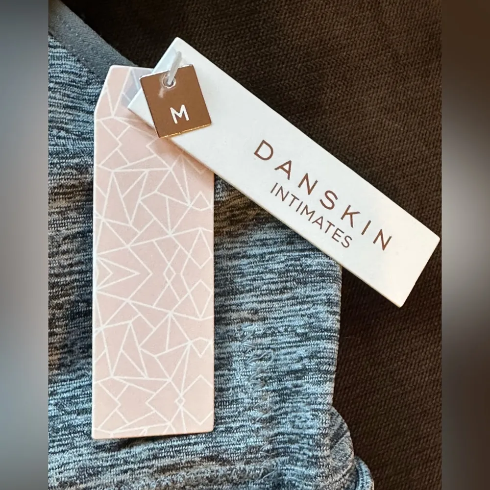 2 Danskin Pink & Gray Seamless Bralette V Back with Adjustable Straps Sz M - Image 8