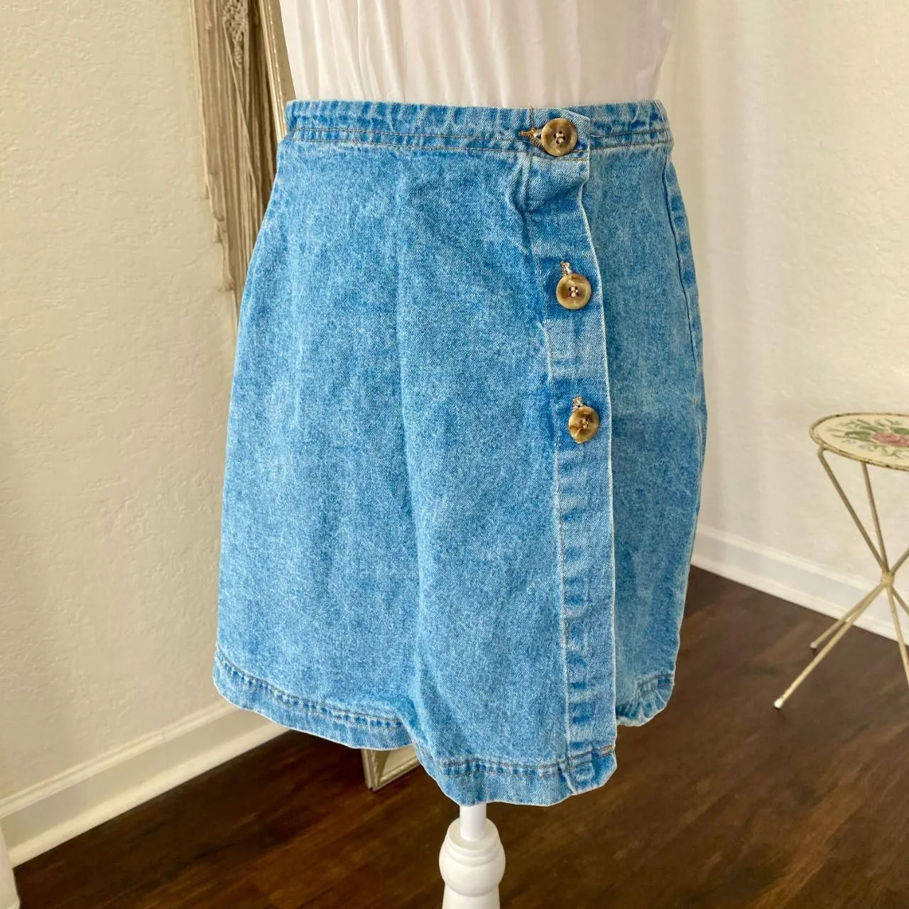 Vivaldi Paper Tag Made in USA Early 2000's Light Blue Jean Denim Wrap Mini Skirt Size 6 - Image 4
