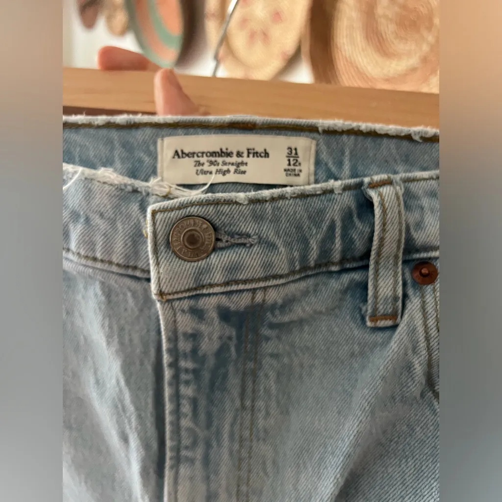 ABERCROMBIE & FITCH The 90s Straight Leg Ultra High Rise Seam Split Hem Jeans - Image 7
