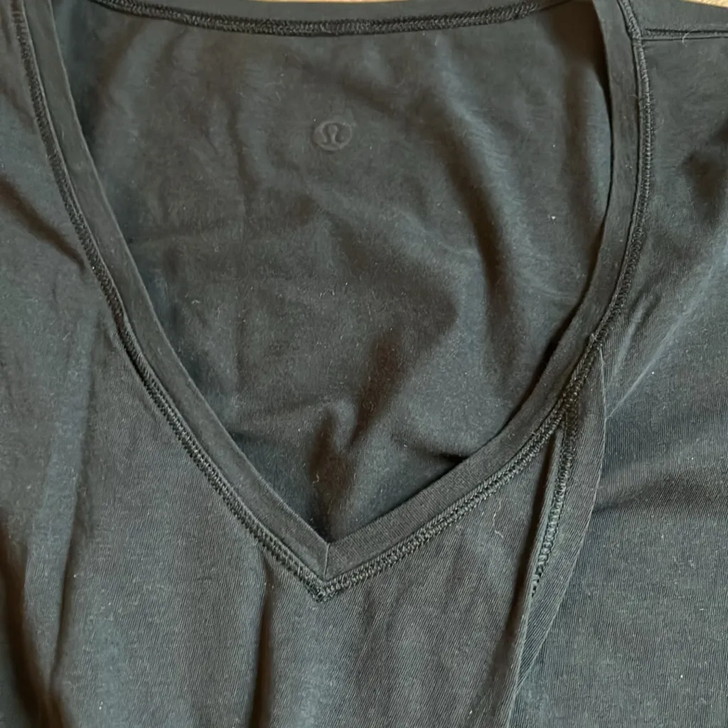 NWOT Lululemon black tie front t-shirt. Stretchy material. Mint condition size 4 - Image 4