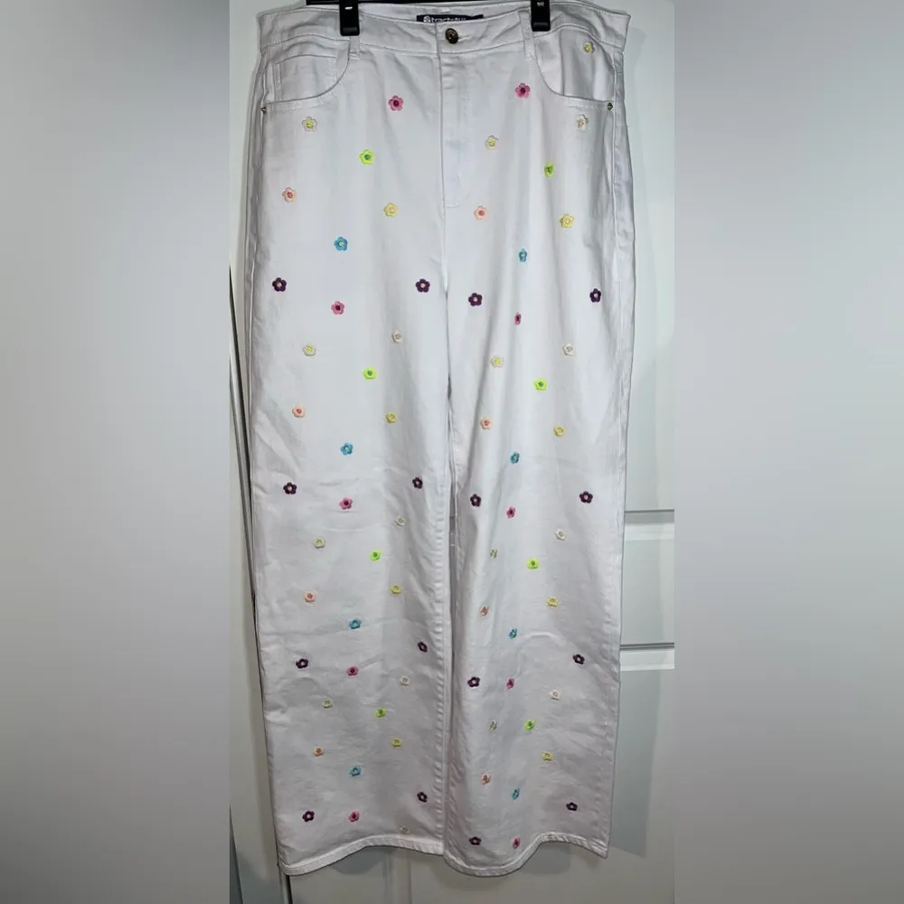 Tractr Blu White Straight Leg Flare Jeans Colorful Embroidery Flower Size 12/31 - Image 2