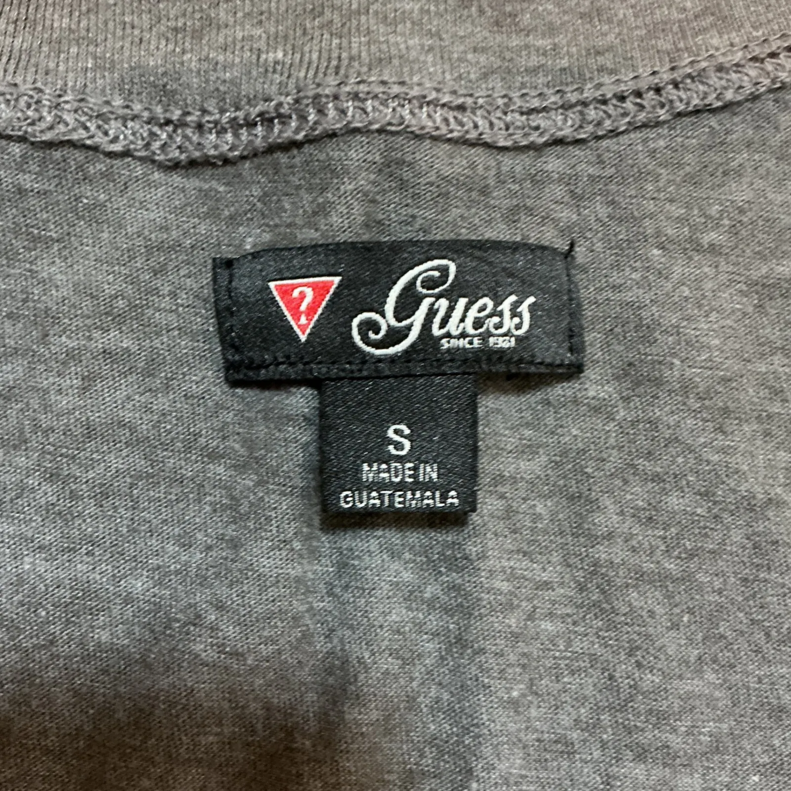 Y2K Guess Jeans‎ Gray Embellished Peacock Graphic V Neck T Shirt Size Small - Image 4