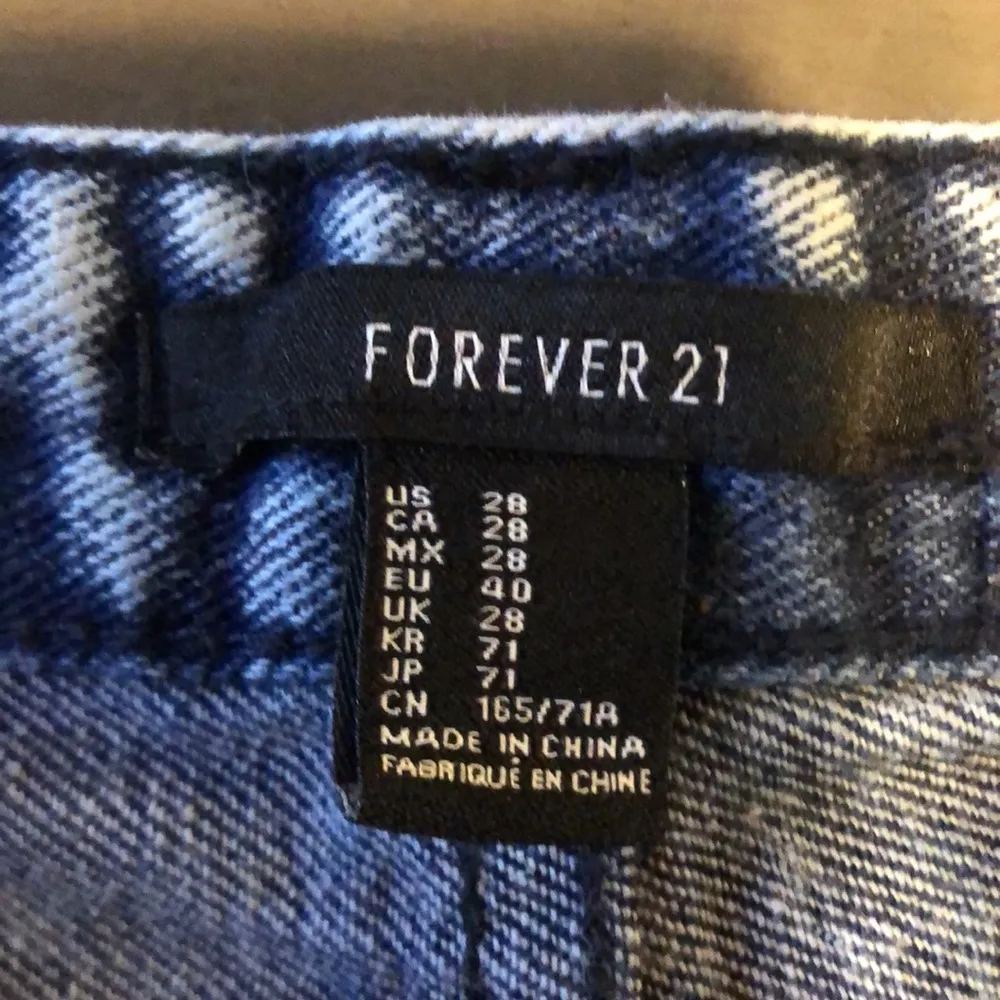 Forever 21 Jean shorts. Size 28. Like new - Image 3