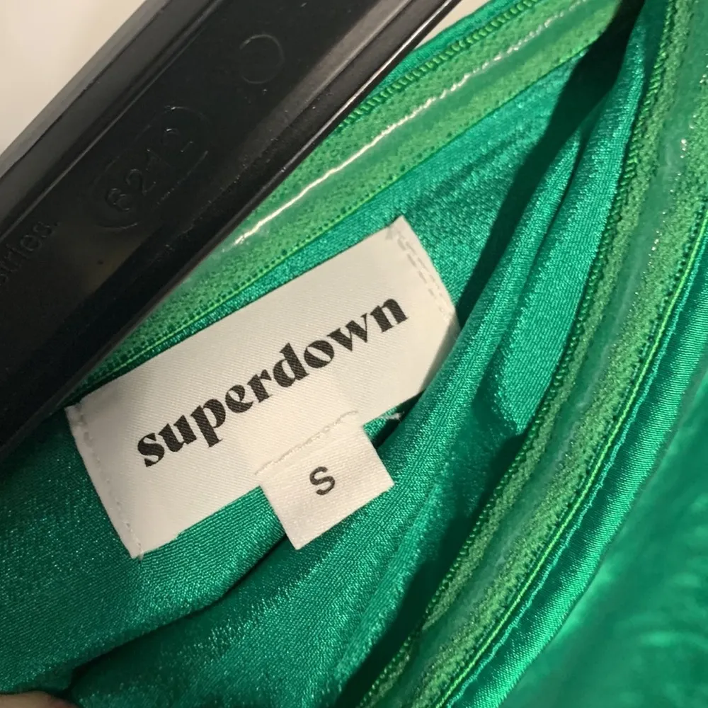 SUPERDOWN ASSYMETRICAL SATIN STRAPLESS BLOUSE EMERALD GREEN SMALL - Image 2