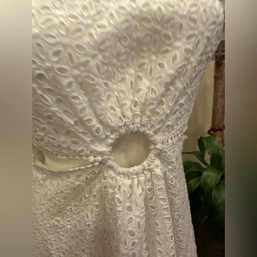 EUC VERSONA WHITE LACE LIKE CUT OUTS  MINI DRESS SLEEVELESS - Image 4