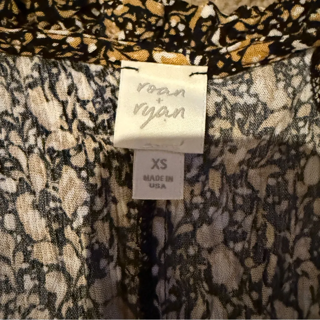 Evereve Roan‎ + Ryan Black, Mustard & Cream Floral 3/4 Sleeve Ruffle V Neck Top Black Size XS - Image 5