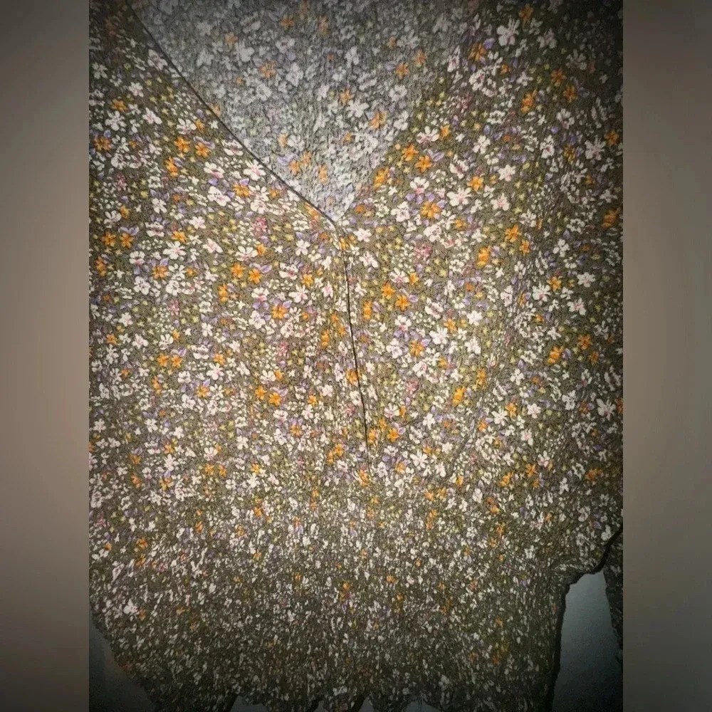 Altar’d State‎ women’s green floral smocked Crop Top size medium - Image 4