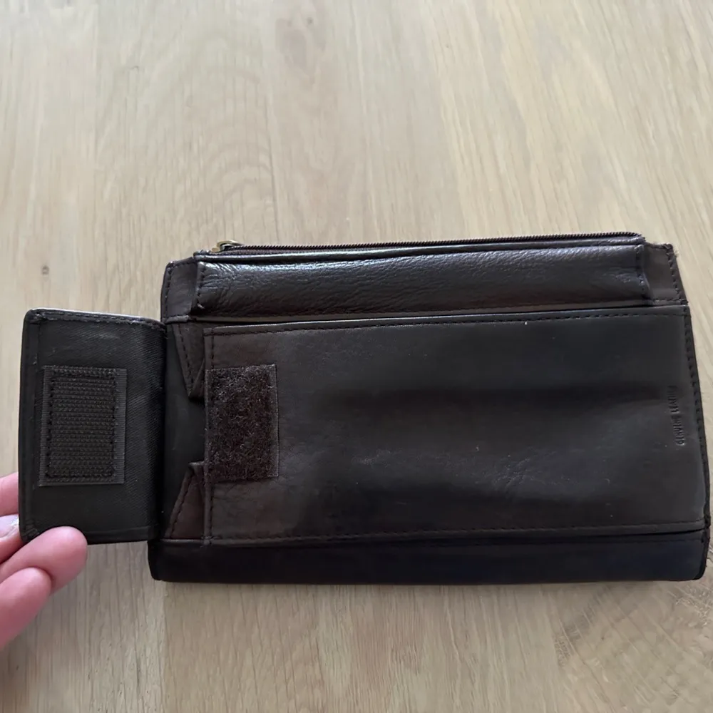 Fossil brown leather wallet with phone pocket - Image 10