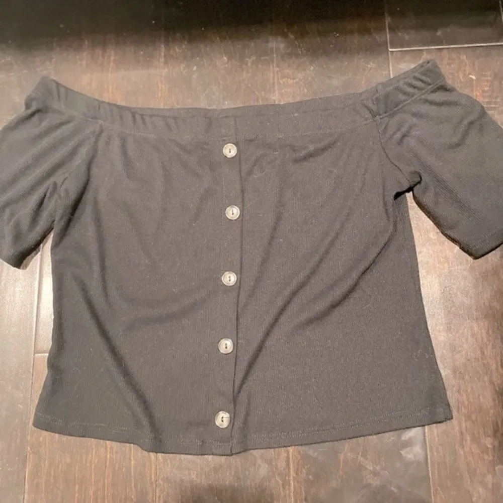 Live in the Moment BLACK RIBBED OFF THE SHOULDER BUTTON FRONT CROPPED TOP IN SIZE LARGE - Image 3