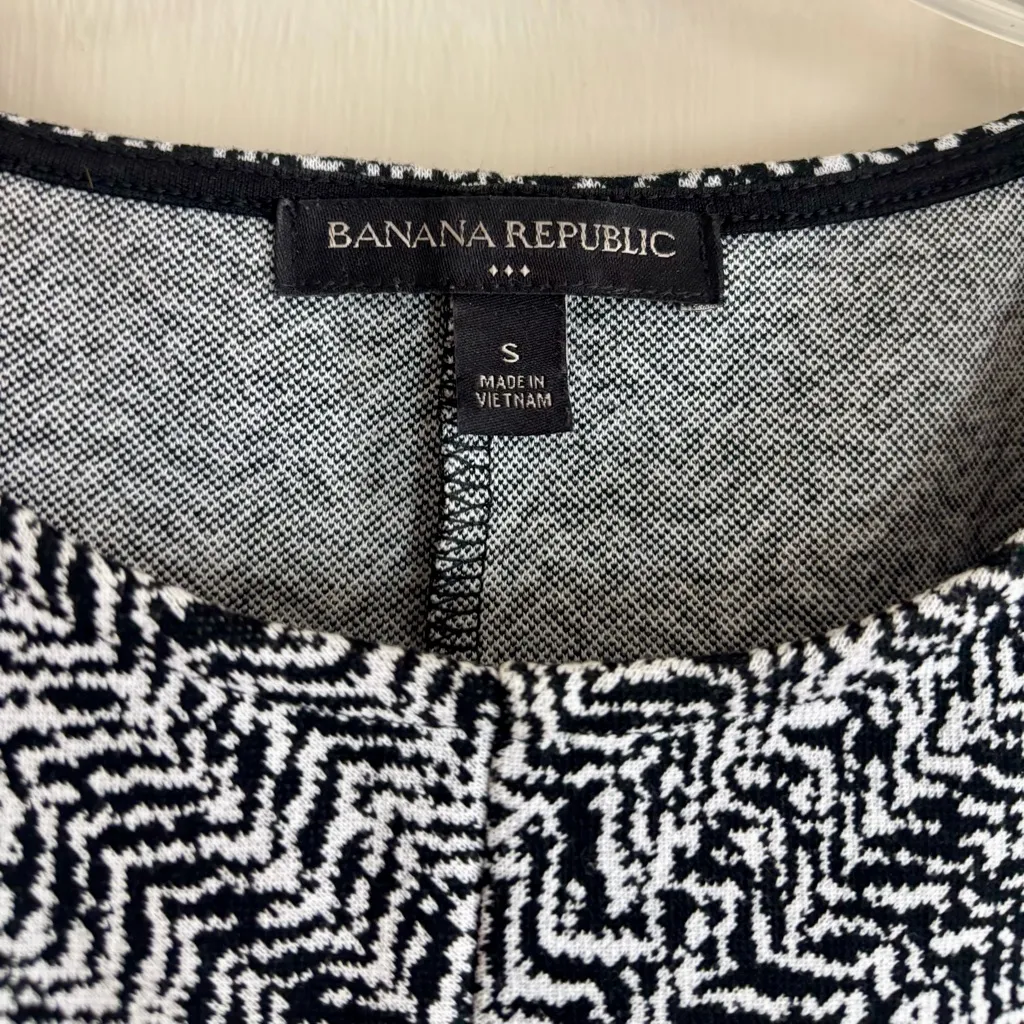 Banana Republic Monochrome Zigzag Knit Top - Image 4