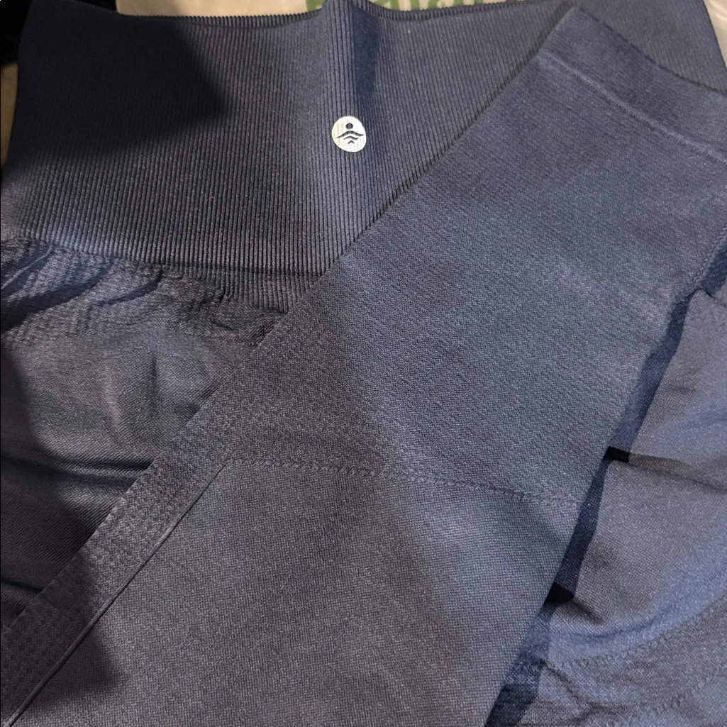 NWT size S HALARA seamless flow high waisted tummy control button lifting 7/8. - Image 7