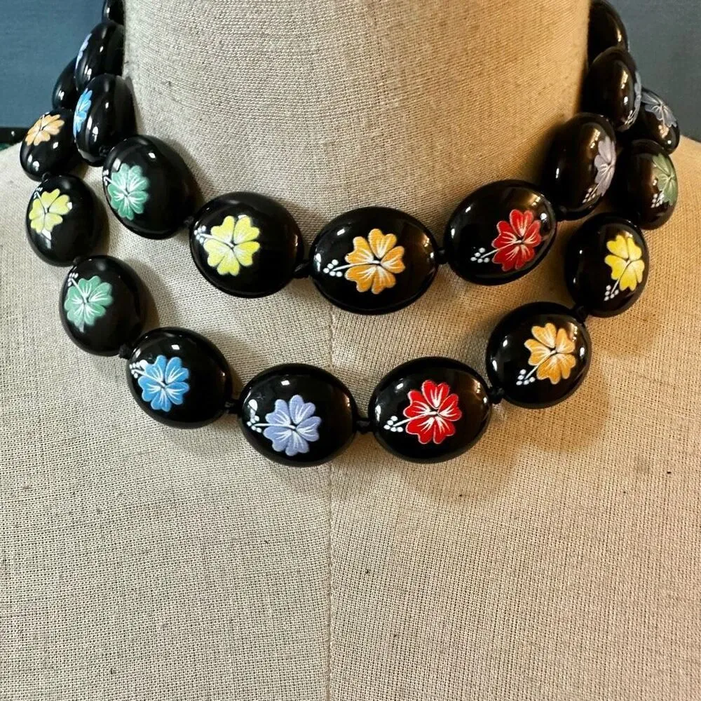 Hawaiian Kukui Nut Lei With Hand - Image 4