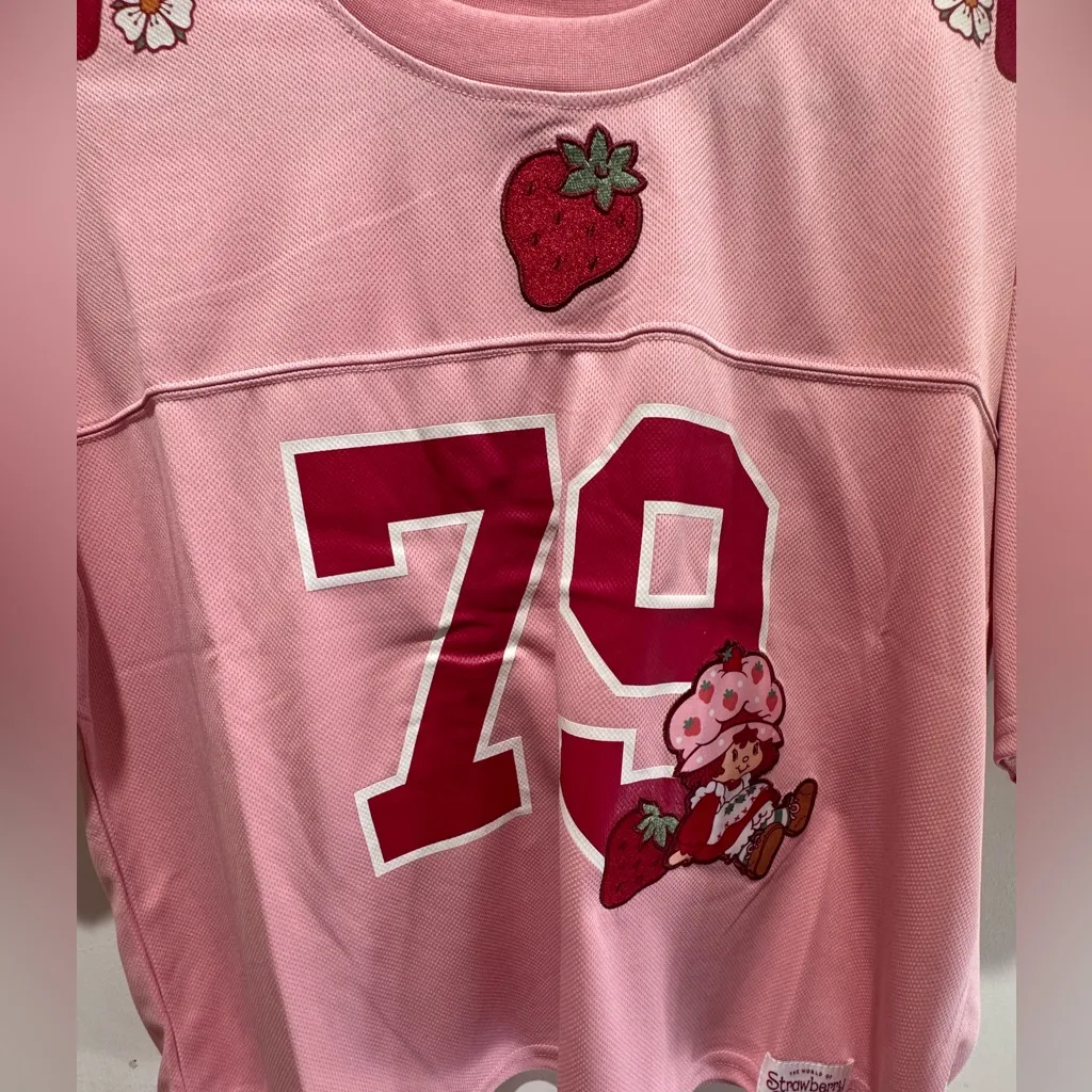 Strawberry Shortcake and Custard Cat Women's Cropped Pink Football Jersey - Image 5
