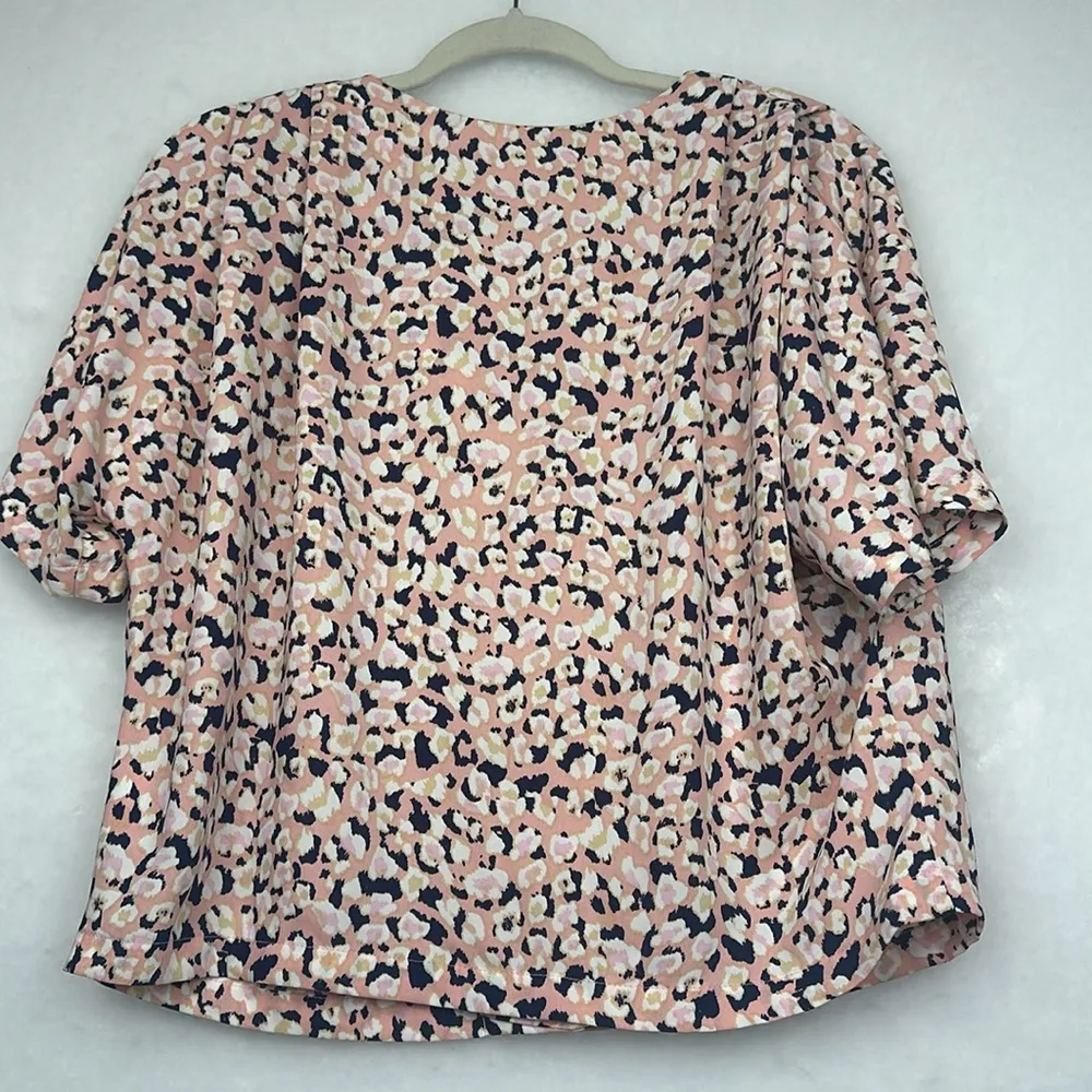 NWT  Button Blouse Sz M Pink Floral V-Neck Dolman Short Sleeve Curved Hem - Image 6