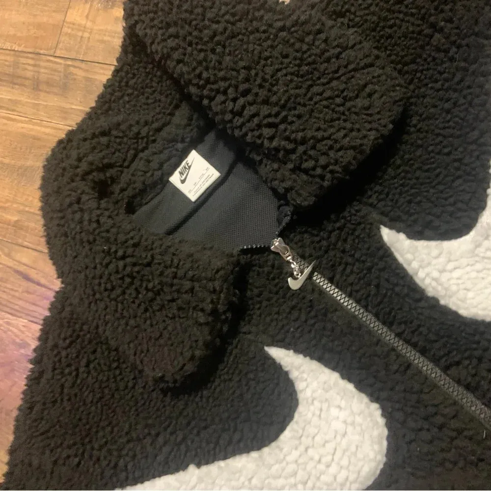 Nike Sherpa jacket logo athletic winter Holifay black & white check jacket xs - Image 8