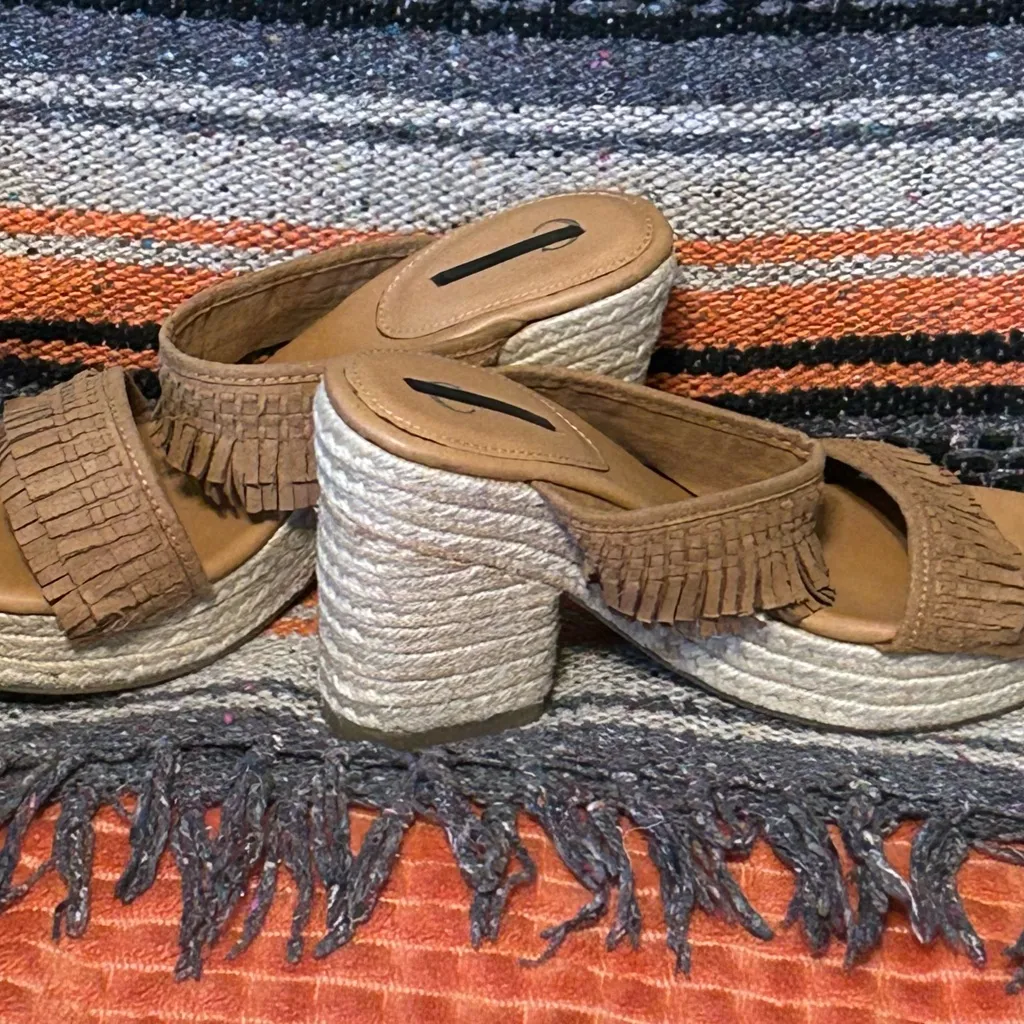 New C EST. 1946 Womens 9 Platform Heel Sandals Tan Shoes With Boho Fringe - Image 7