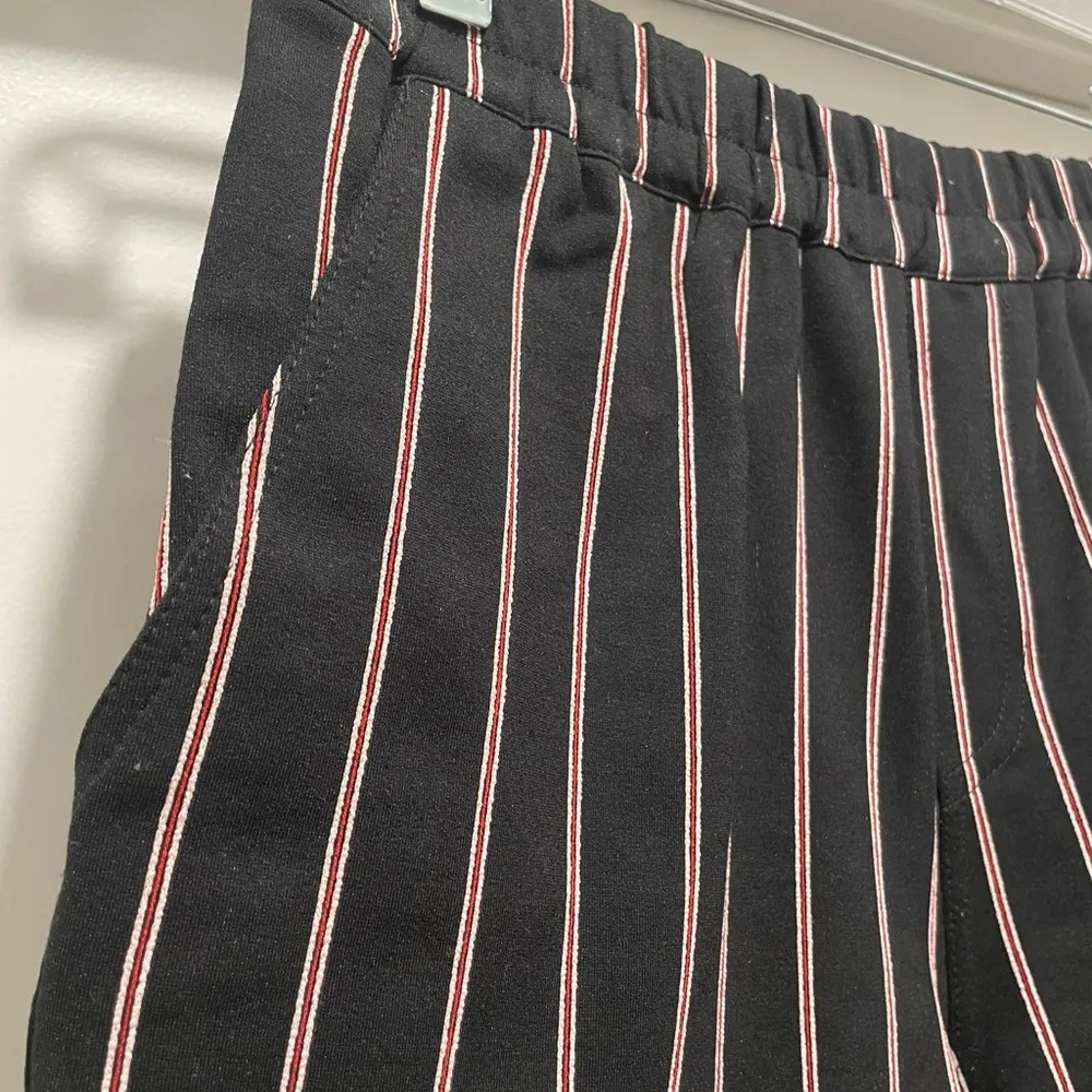 Forever 21 F21 Black & Red/White Pinstriped Fitted Cuffed Shorts - M - Image 5