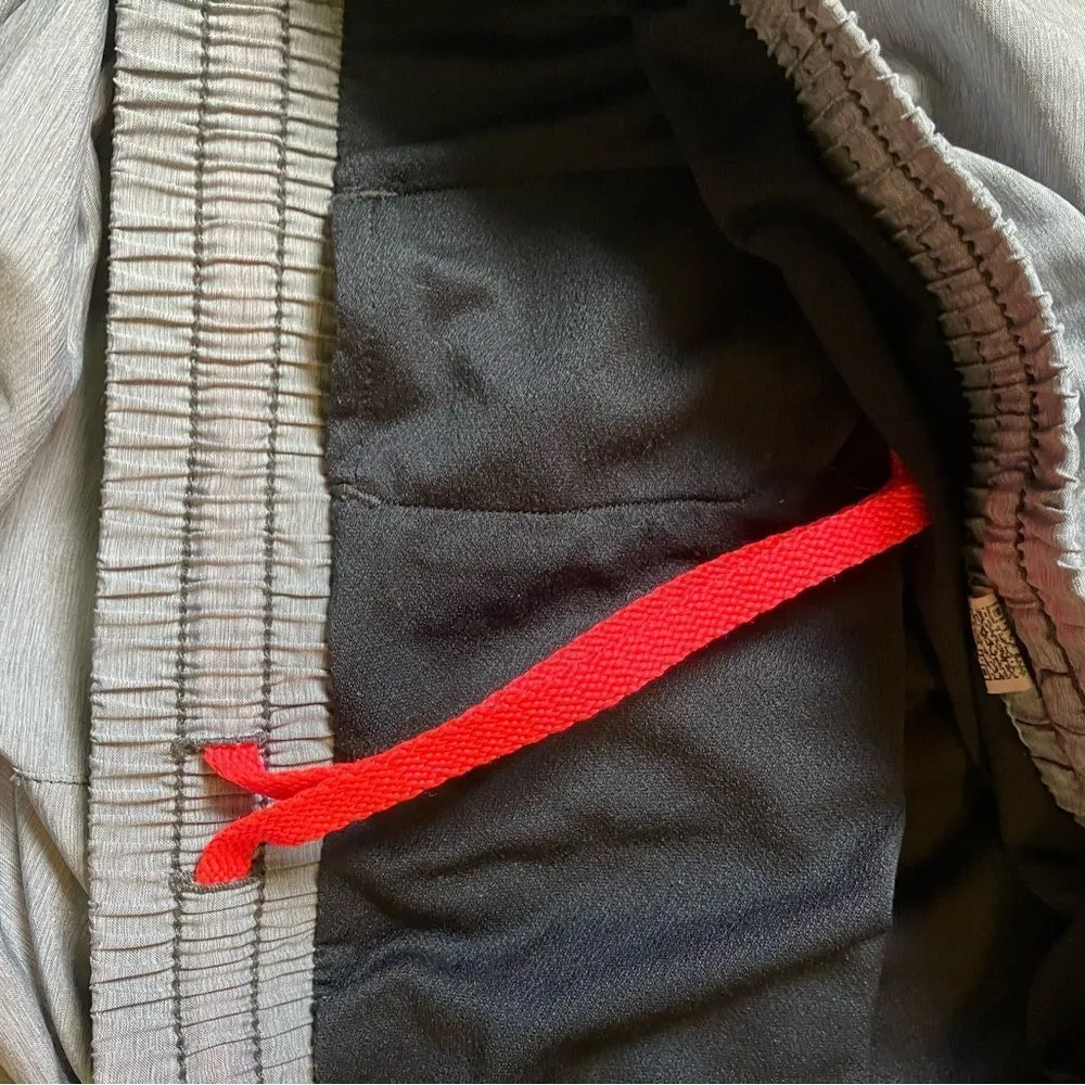 Under armor grey pink shorts size Medium - Image 3