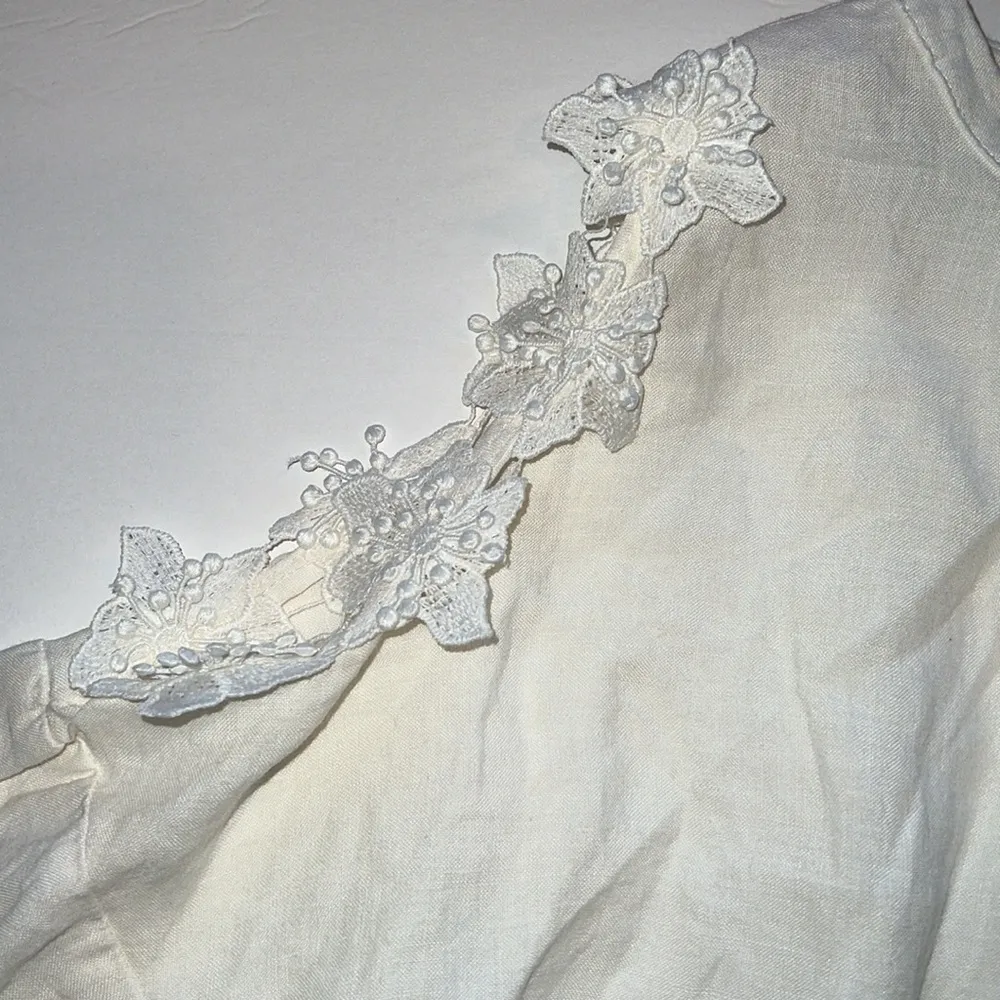 Eri + Ali Floral Applique cold shoulder blouse loose fit SP petite cream linen - Image 12