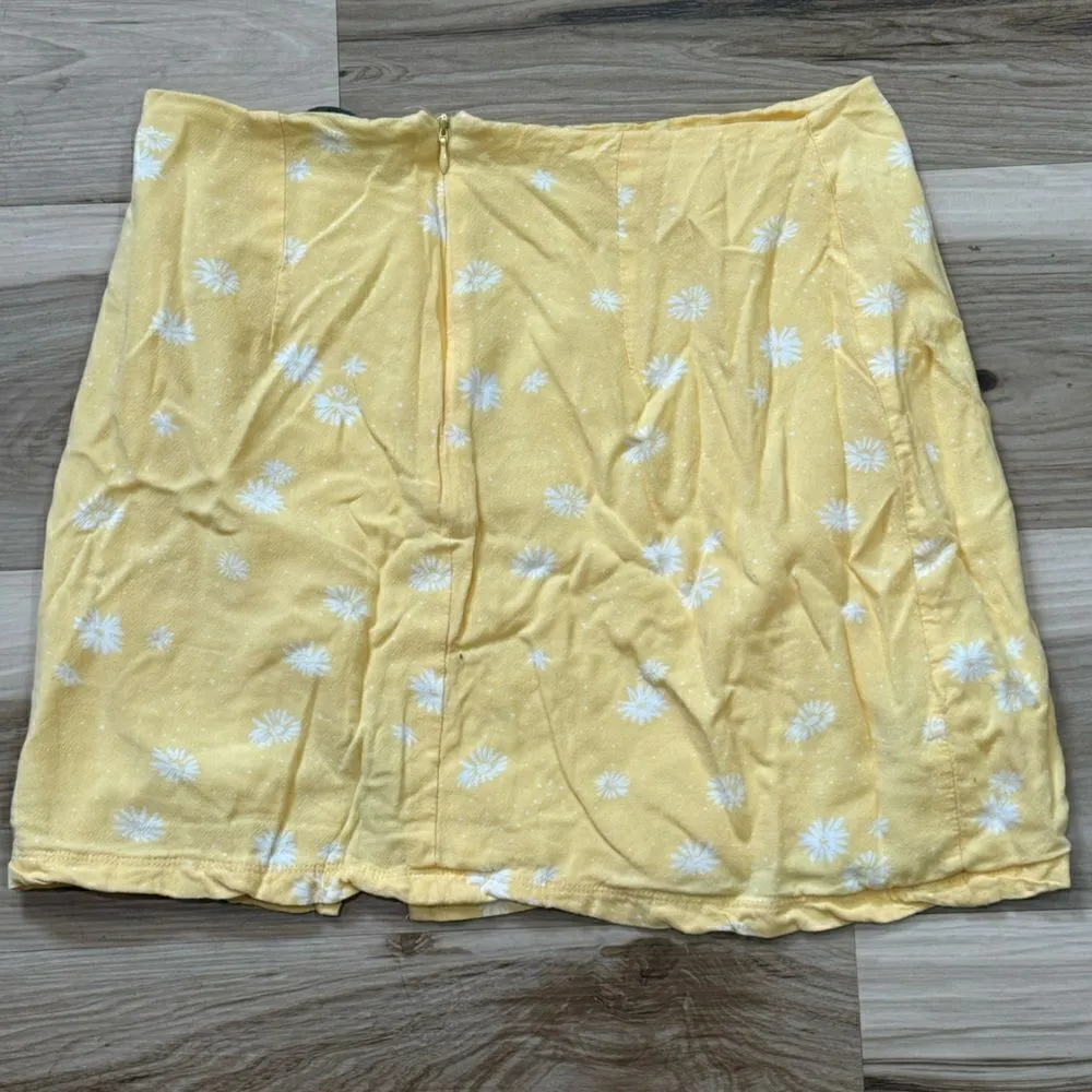 Kendall and Kylie Yellow Floral Mini Skirt Women’s Medium - Image 4