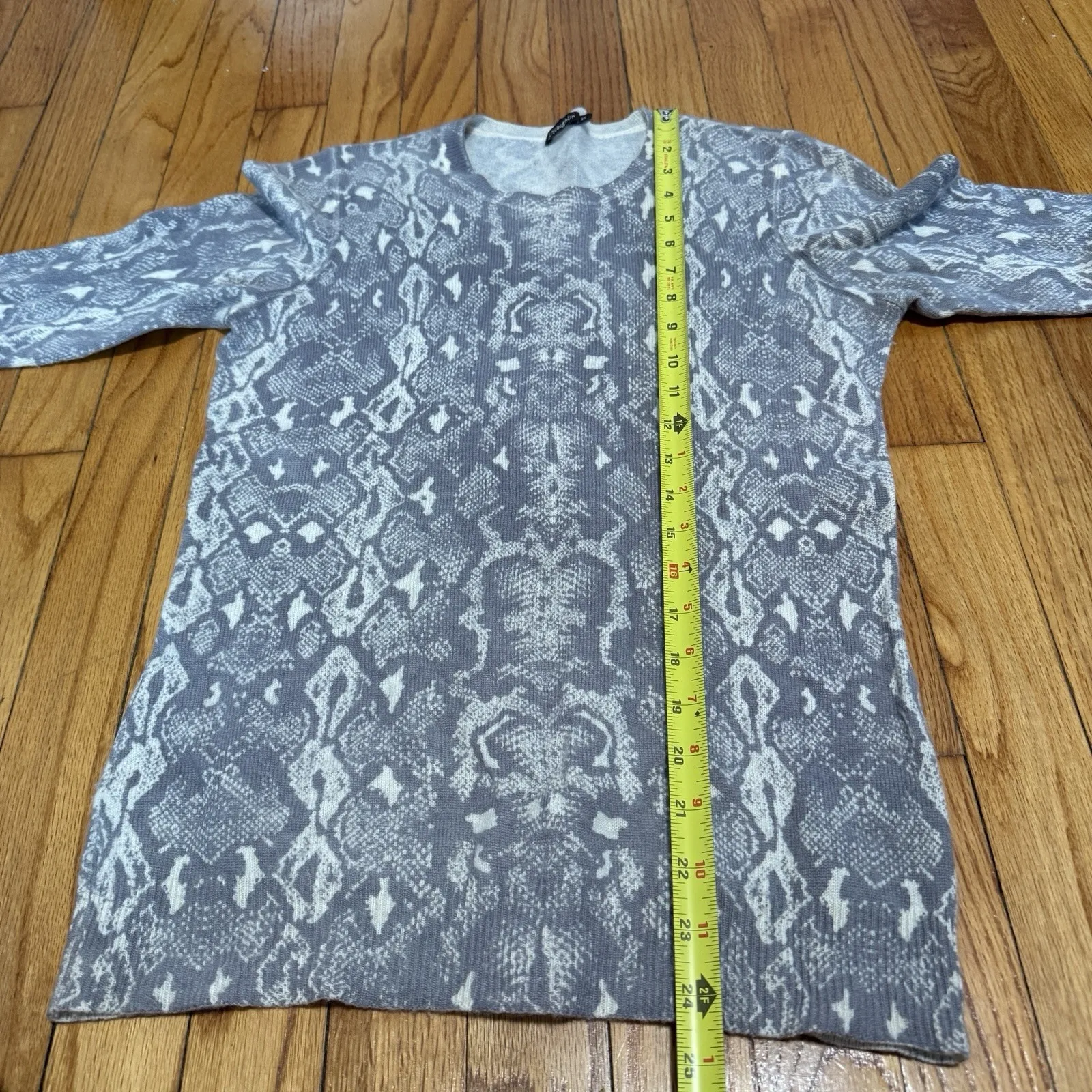 J. McLaughlin Gray Python Snake Print Cashmere Crewneck Sweater Size XS - Image 6