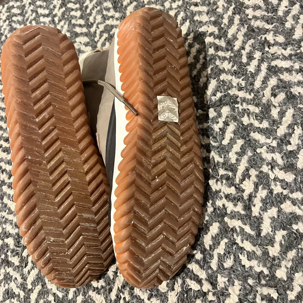 Skechers Cream and Black Winter Boots - Image 3