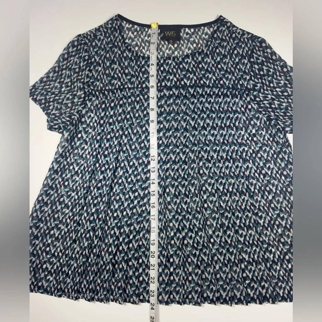 W5  Women's Blue and White Geometric Blouse 🤍💙 - Image 3