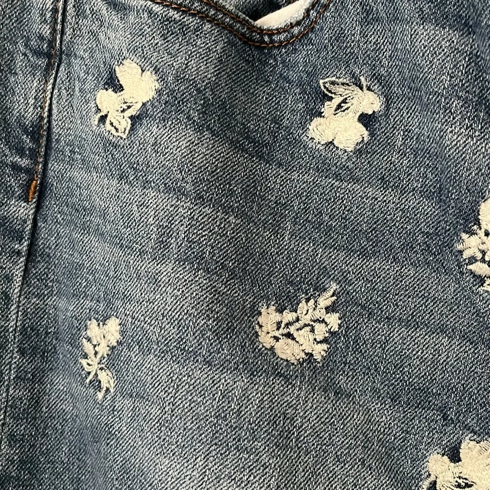 Ann Taylor the Straight crop mid wash jeans with embroidery in size 8 - Image 2