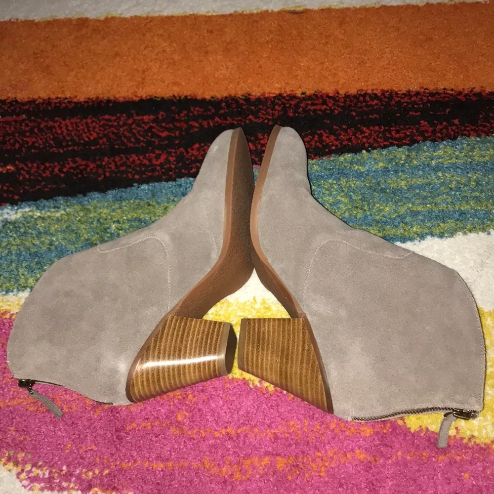 Tesori Raven Khaki Suede ankle booties size 9.5 Tan - Image 5