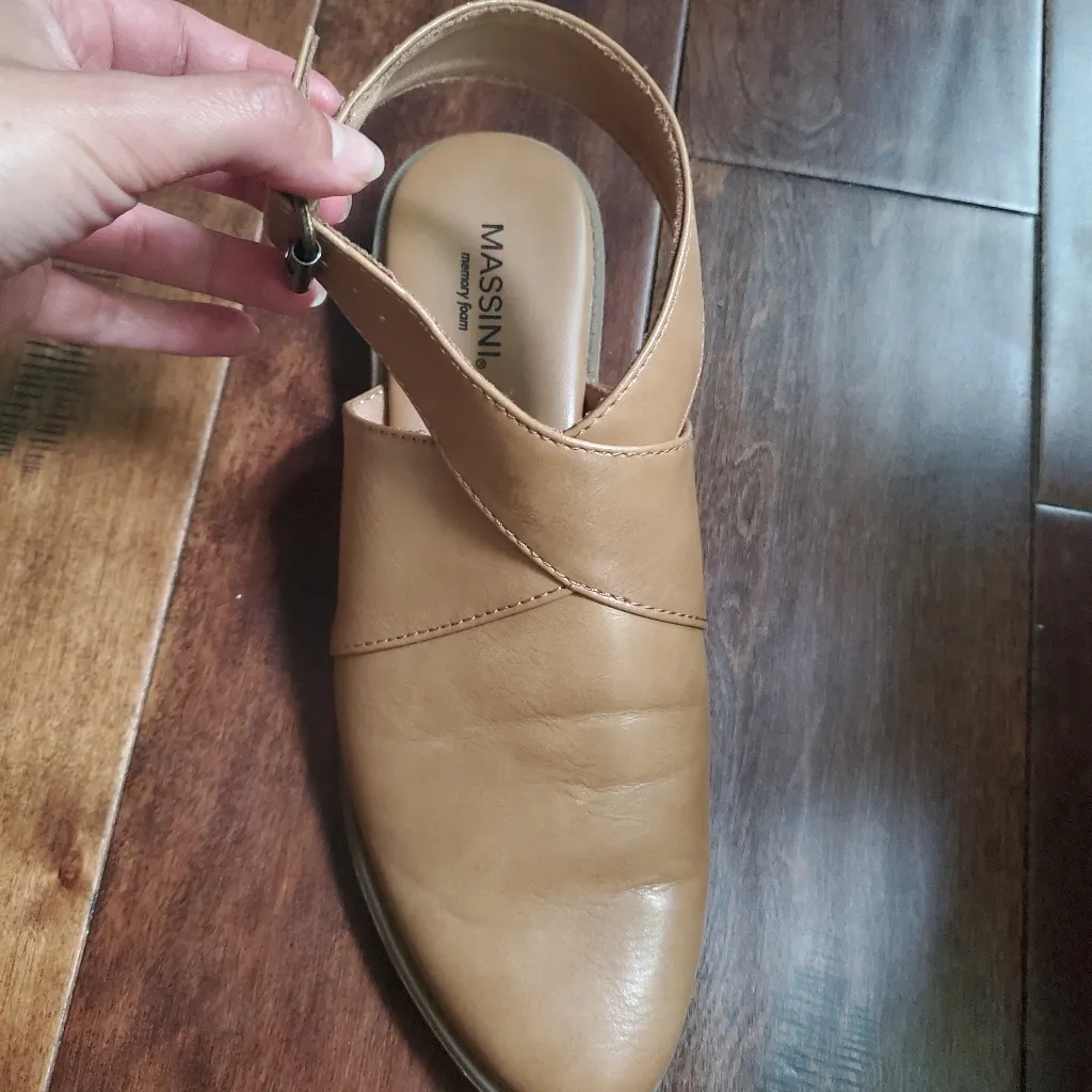 Tan color women's shoes size 8 by massini memory foam new never worn - Image 2